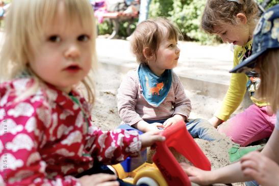 Kinder in einer Sandkiste spielend